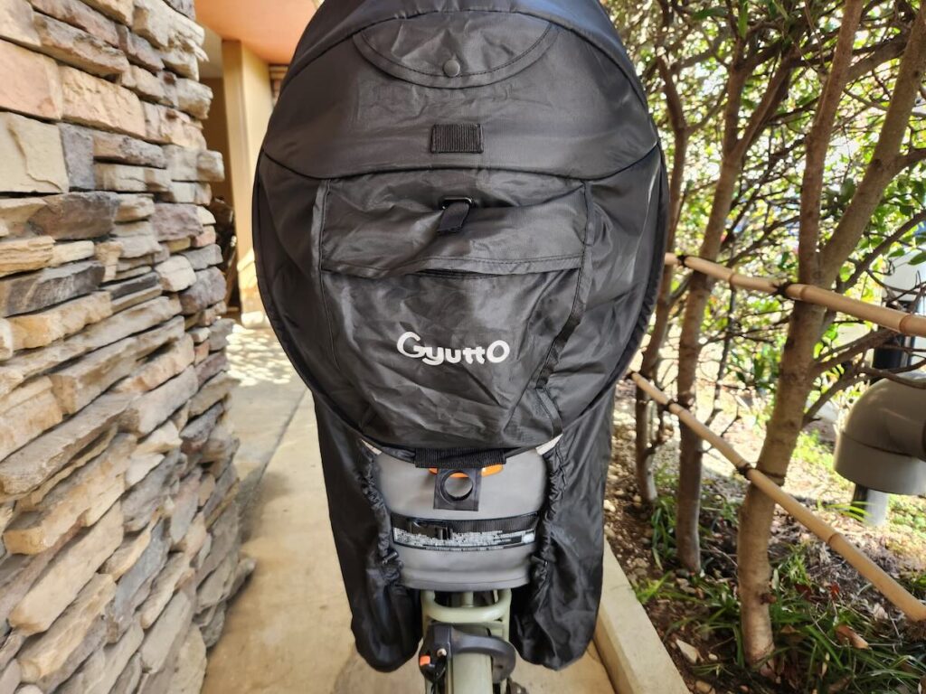 レインカバーつけたギュットクルームの後ろ姿の写真