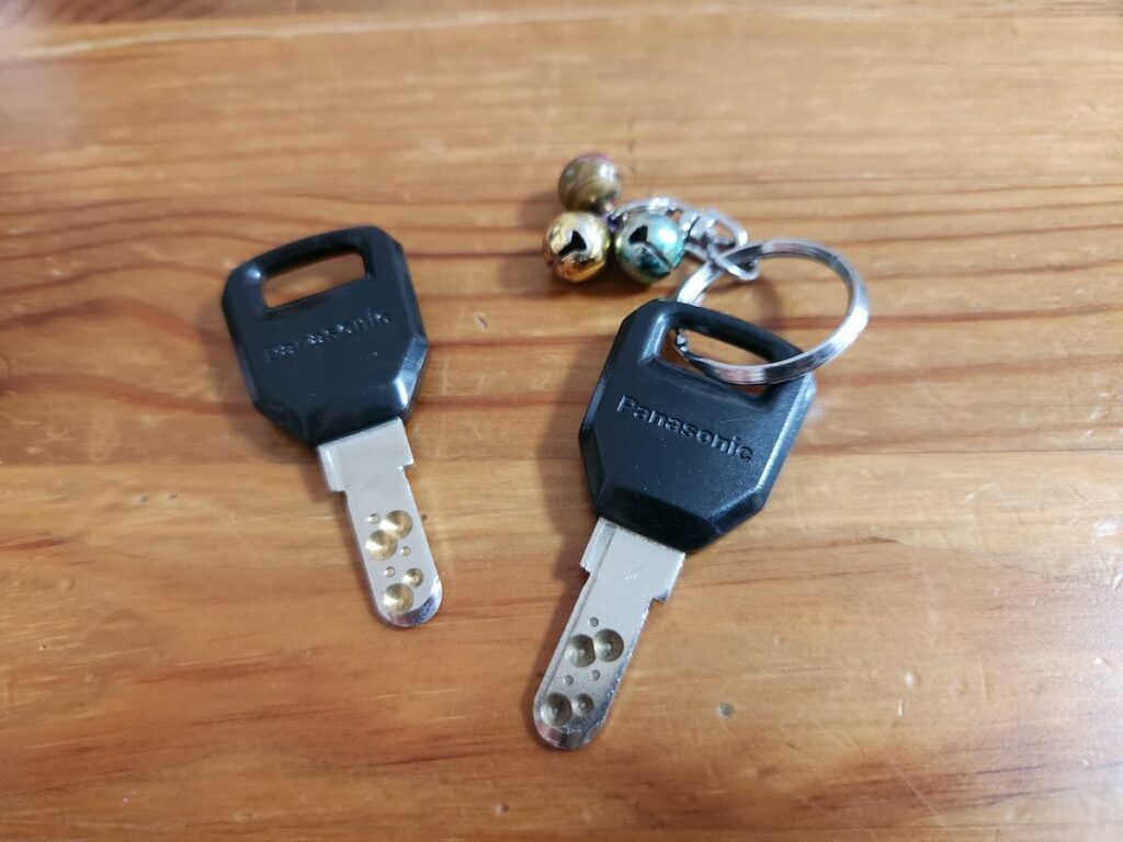 無くさないように鈴がついている鍵（笑）とスペアキーの画像