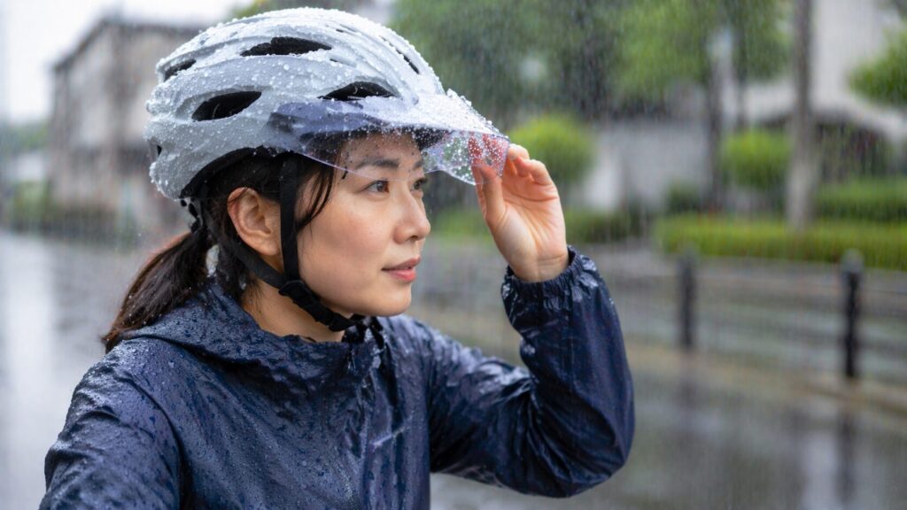 雨対策とバイザー付き活用法のイメージ画像