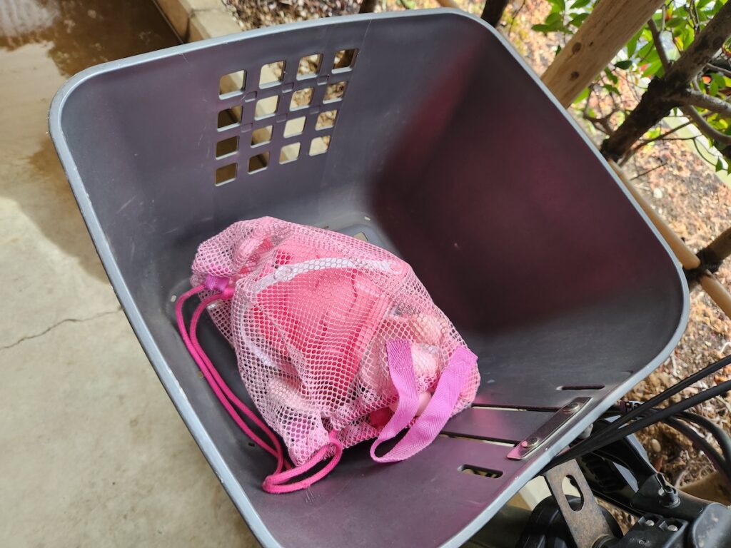 ギュットクルームR・DXの大きな前カゴに荷物を入れた様子